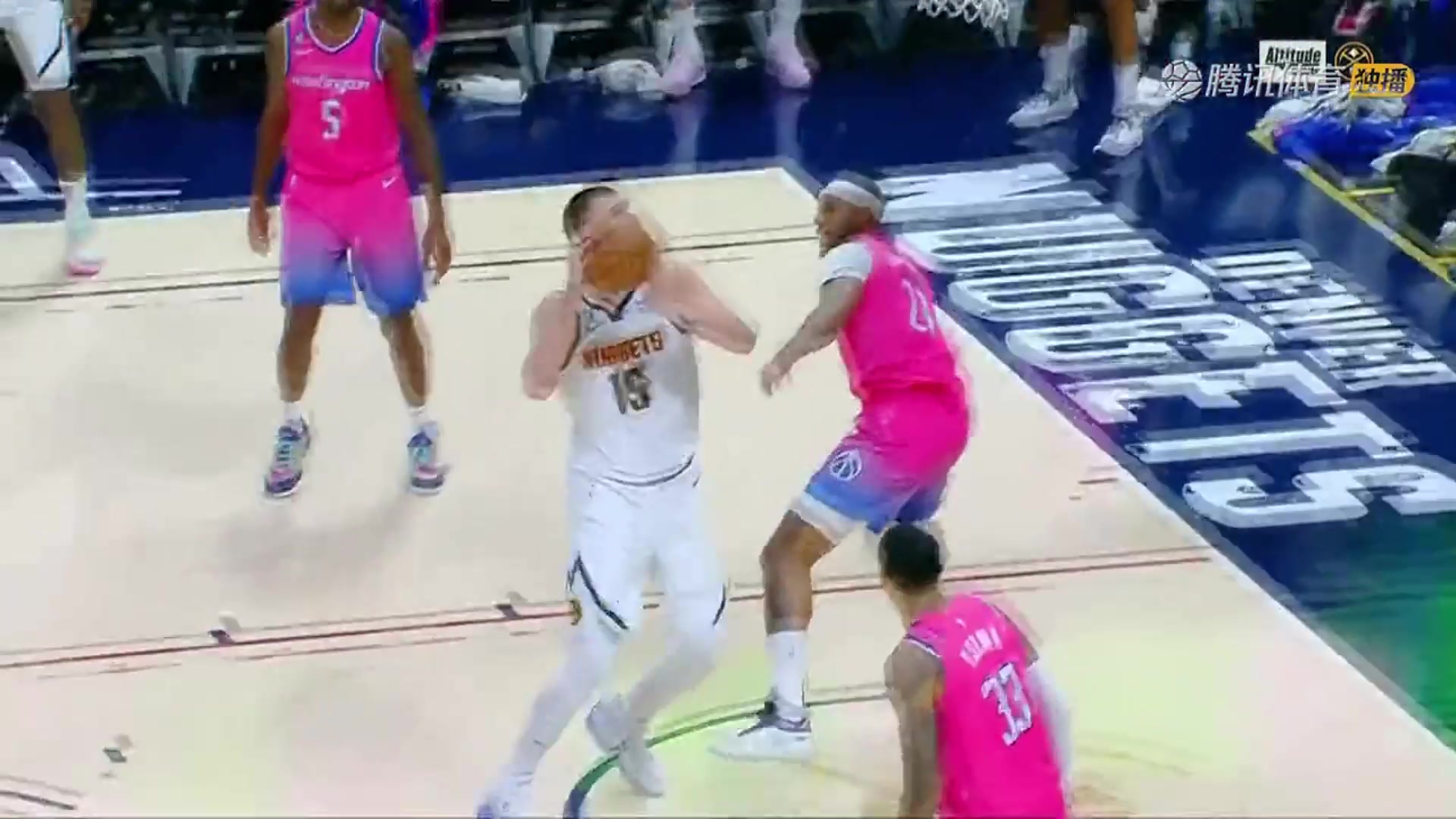 这效率要冲三连MVP?约基奇20中17爆砍43分14板8助5断皆全队最高(约基奇砍32分20篮板10助攻)